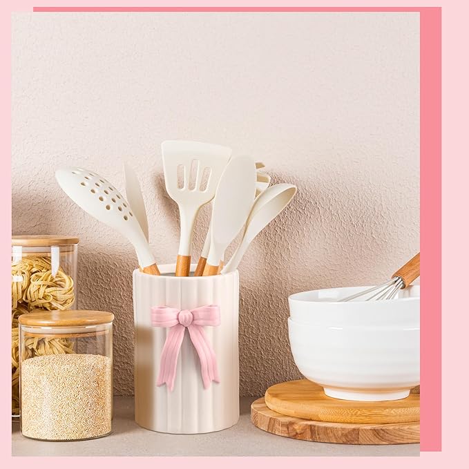 LemonRoad Pink Bow Ceramic Utensil Holder 3D Coquette Handmade Pink Kitchen Decor Gifts Cooking Utensil Crock with Scalloped Preppy Caddy Pen Holder Vase Graduation Gift for College Students