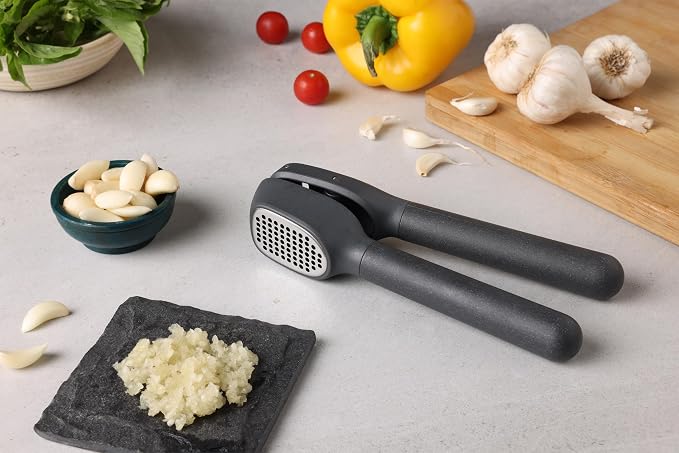 Zyliss Classic Garlic Press – Heavy Duty Garlic Mincer & Crusher with Large Chamber, Ergonomic Easy Grip Handles, Dishwasher Safe Garlic Press, Stainless Steel Kitchen Tool