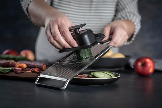 Kuhn Rikon Essential Mandoline Slicer – Adjustable Stainless Steel Blade for Vegetables & Fruit – Non-Slip Base, Safety Hand Guard Included