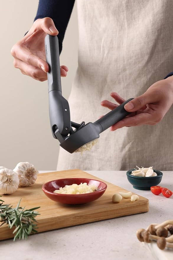 Zyliss Classic Garlic Press – Heavy Duty Garlic Mincer & Crusher with Large Chamber, Ergonomic Easy Grip Handles, Dishwasher Safe Garlic Press, Stainless Steel Kitchen Tool