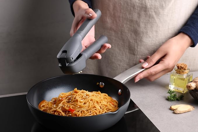 Zyliss Classic Garlic Press – Heavy Duty Garlic Mincer & Crusher with Large Chamber, Ergonomic Easy Grip Handles, Dishwasher Safe Garlic Press, Stainless Steel Kitchen Tool