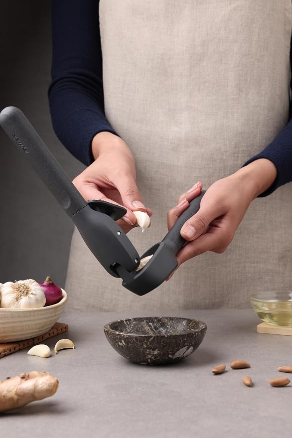 Zyliss Classic Garlic Press – Heavy Duty Garlic Mincer & Crusher with Large Chamber, Ergonomic Easy Grip Handles, Dishwasher Safe Garlic Press, Stainless Steel Kitchen Tool