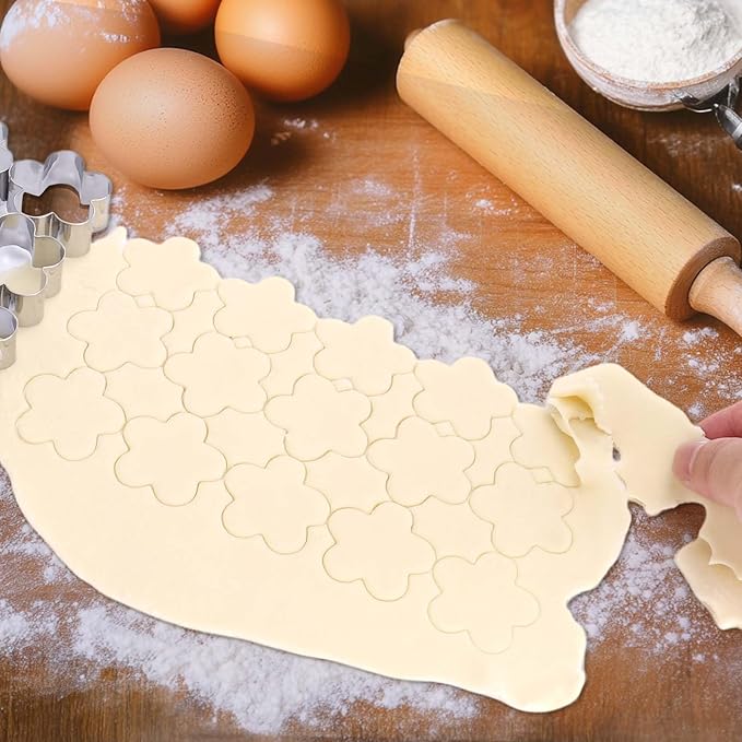 AIERSA Mini Flower Cookie Cutter, 15 Cavity Cracker Cutter, 1.4 Inch Small Flower Shaped Cookie Cutter, Mother's Day Valentine's Day Cracker Cutters for Baking Fruit Fondant Clay