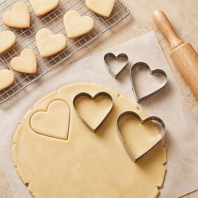 Jeffdad 5 Pcs Heart Cookie Cutters Set, Stainless Steel Love Shaped Mold Small Biscuit Cutters for Baking Heart Sandwich Cutter for Valentine's Day Fondant Pastry