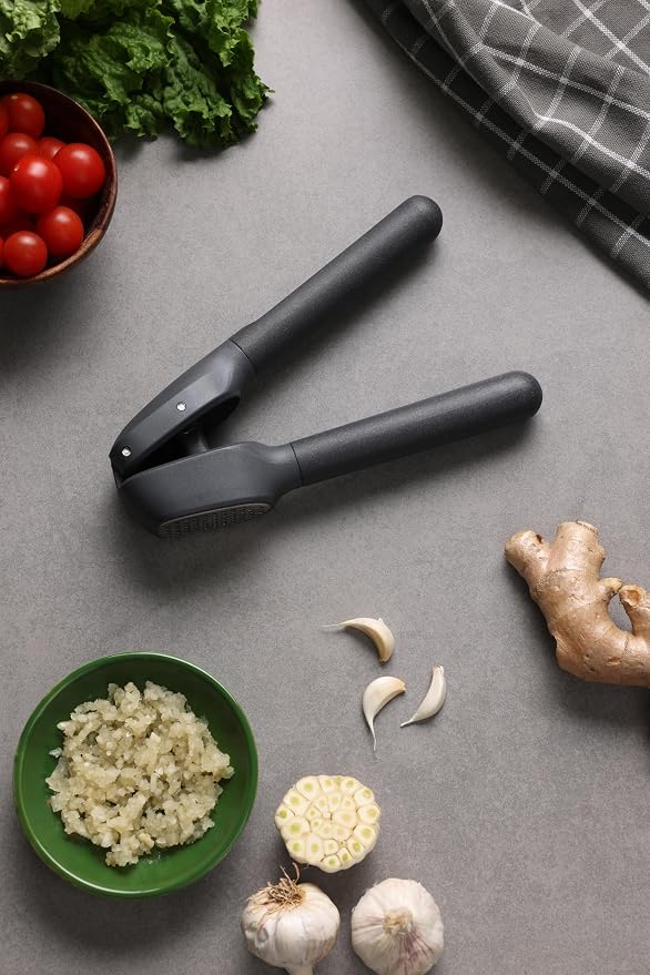 Zyliss Classic Garlic Press – Heavy Duty Garlic Mincer & Crusher with Large Chamber, Ergonomic Easy Grip Handles, Dishwasher Safe Garlic Press, Stainless Steel Kitchen Tool