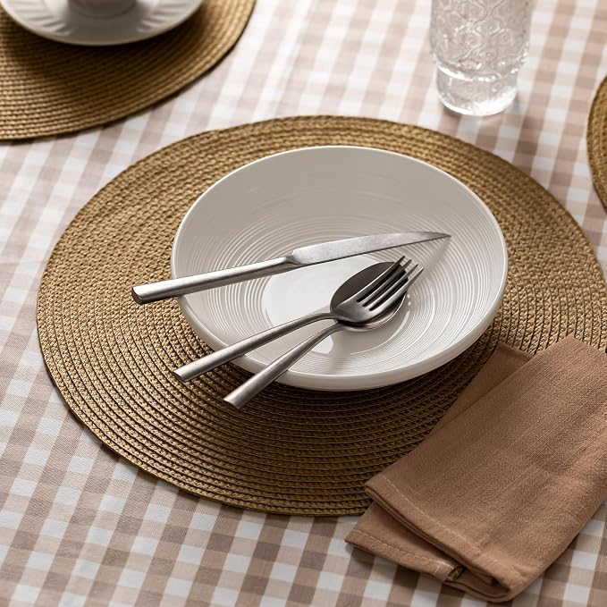 Baroyal Round Placemats Set of 8 Plastic Woven Placemats Washable Wipeable Table Mats for Dining Table Heat Resistant Non-Slip Circle Place Mats (Tan)