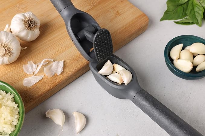 Zyliss Classic Garlic Press – Heavy Duty Garlic Mincer & Crusher with Large Chamber, Ergonomic Easy Grip Handles, Dishwasher Safe Garlic Press, Stainless Steel Kitchen Tool